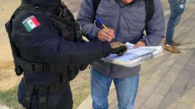 Distribuyen policías comunitarios material para prevenir violencia familiar
