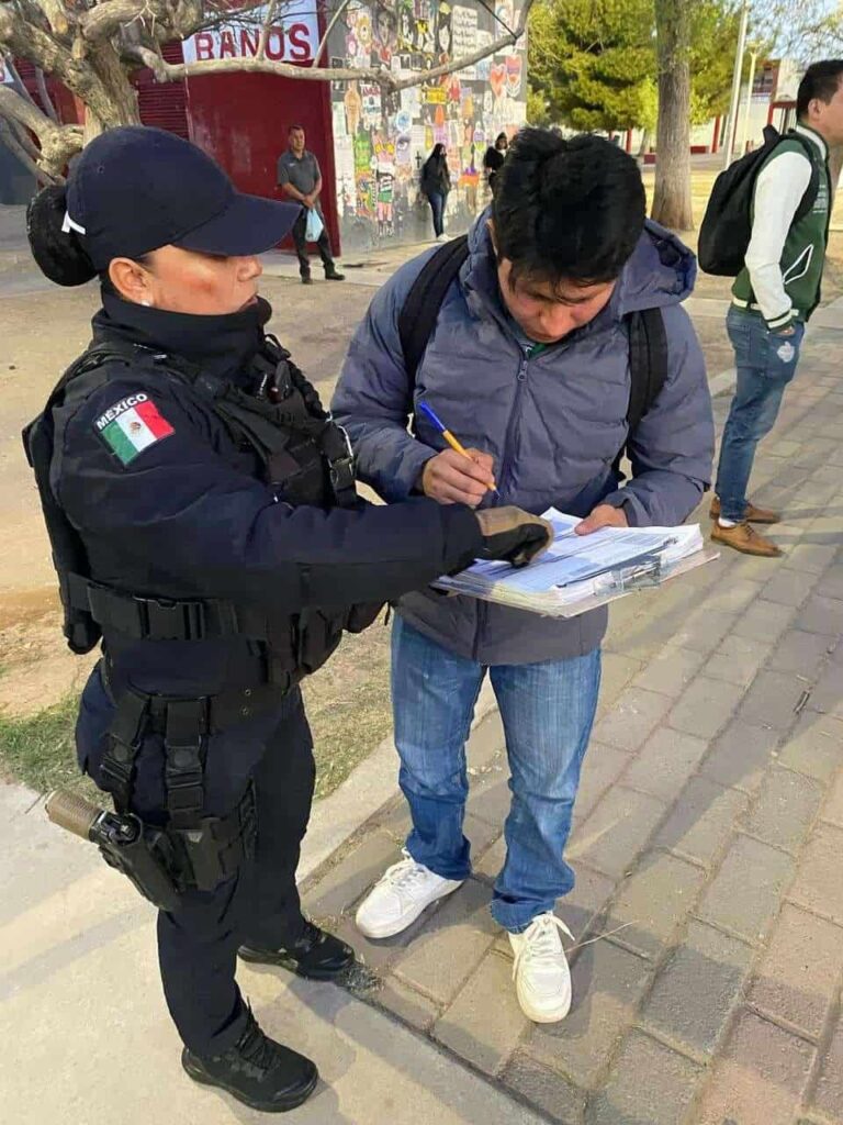 Distribuyen policías comunitarios material para prevenir violencia familiar