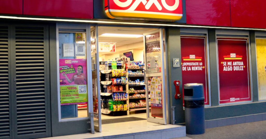 Rateros huyen con botín de frituras y helados tras robo en OXXO de Casa Colorada