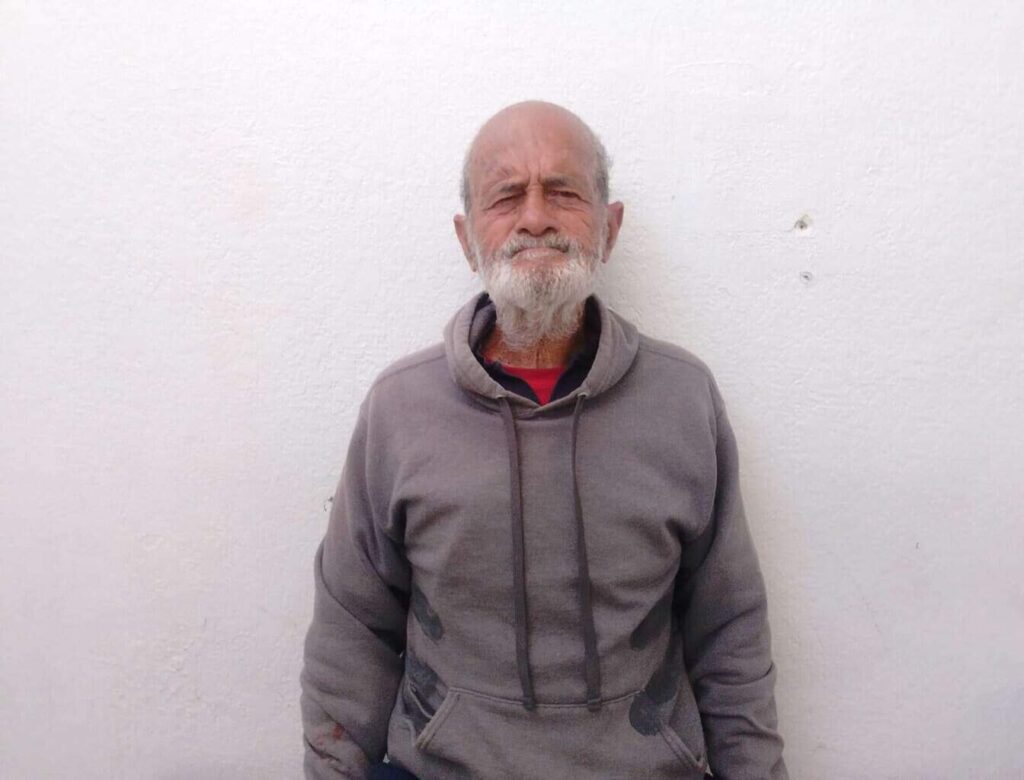 Buscan a familiares de hombre de 75 años extraviado en Partido Iglesias