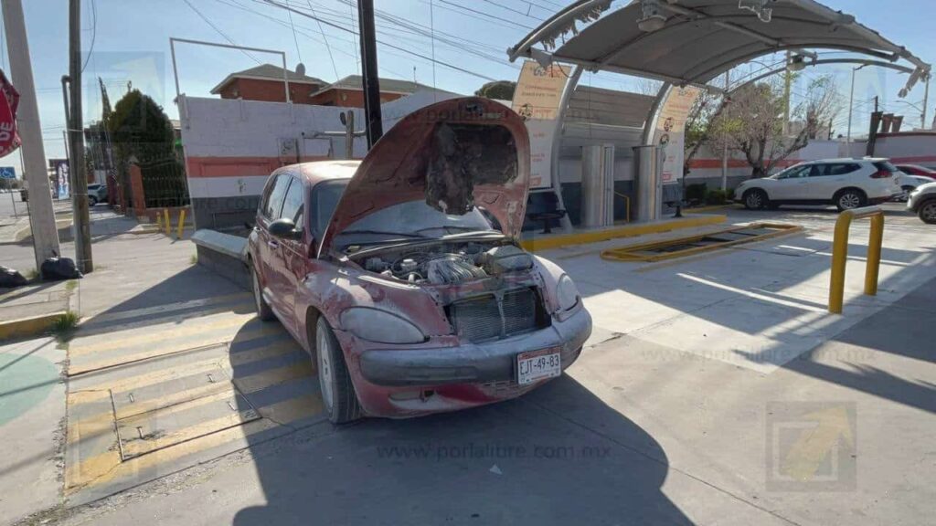 Corto circuito provoca incendio de vehículo cerca de gasolinera