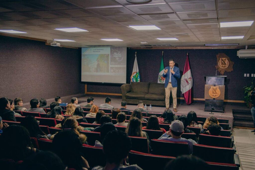 Exhorta alcalde Bonilla a universitarios de Juárez a informarse sobre las acciones de su gobierno