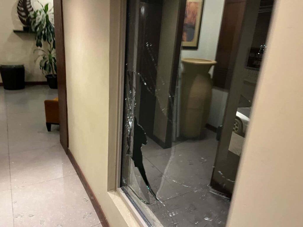 Vandalismo en hotel del Centro deja daños materiales