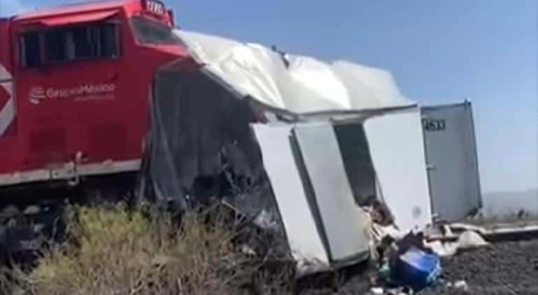 Choque entre el tren y un camión de carga en Saucillo deja dos muertos y un herido