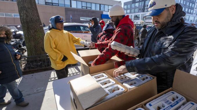 Reparto benéfico de huevos en NY dura 5 minutos ante la masiva demanda