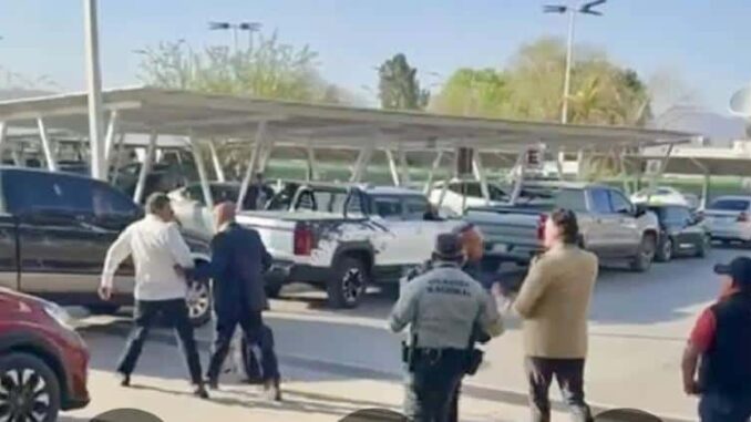 Agreden a Javier Corral, ahora en el aeropuerto de Chihuahua