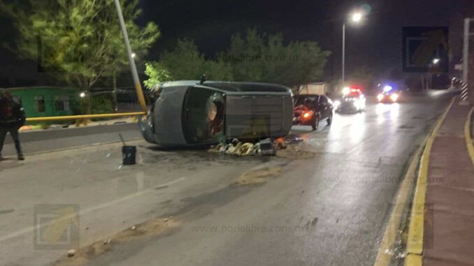 Choque y volcadura en el Fuentes Mares deja lesionados; conductor huye