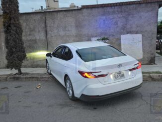 Detienen a dos jóvenes ebrios e intoxicados tras chocar contra una vivienda