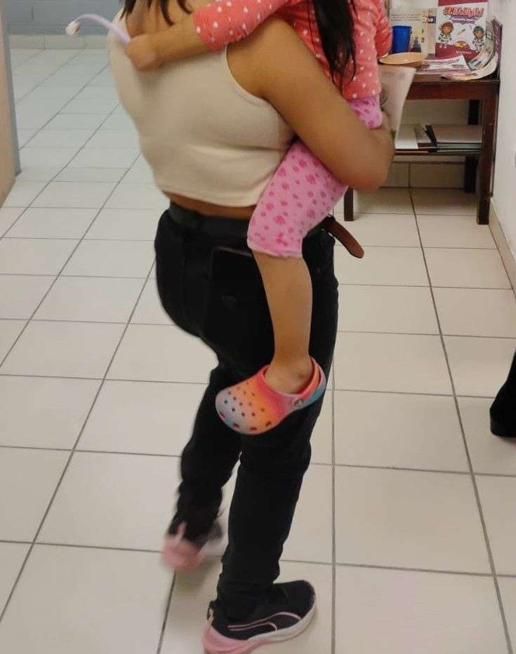 Localizan a padres de niña encontrada sin supervisión de un adulto