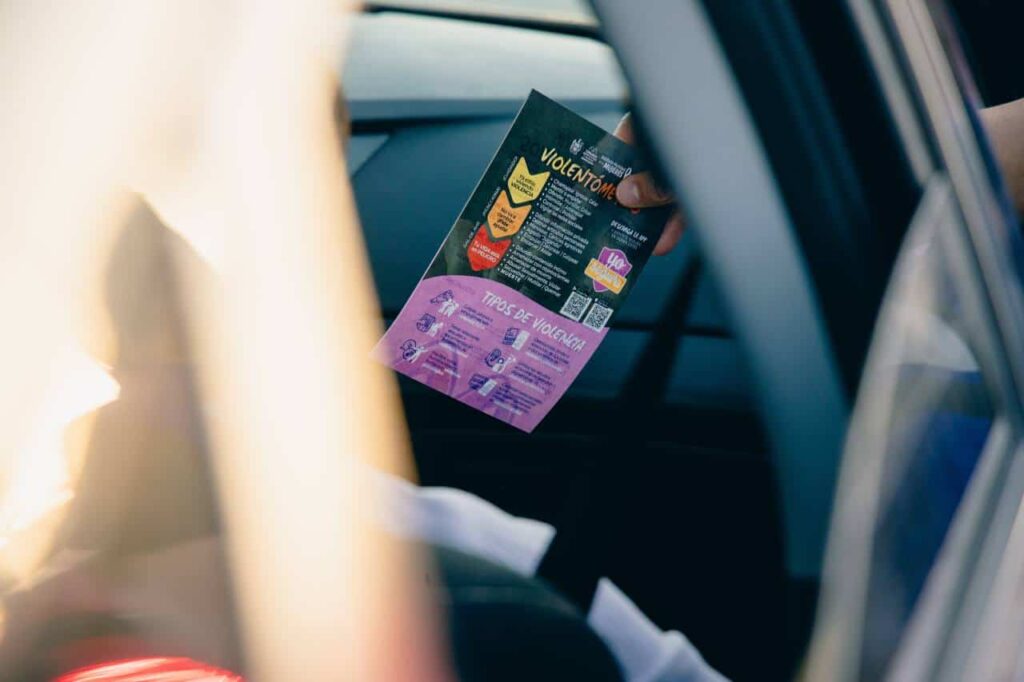 Reparte alcalde folletos en Crucero Violeta para concientizar sobre violencia de género