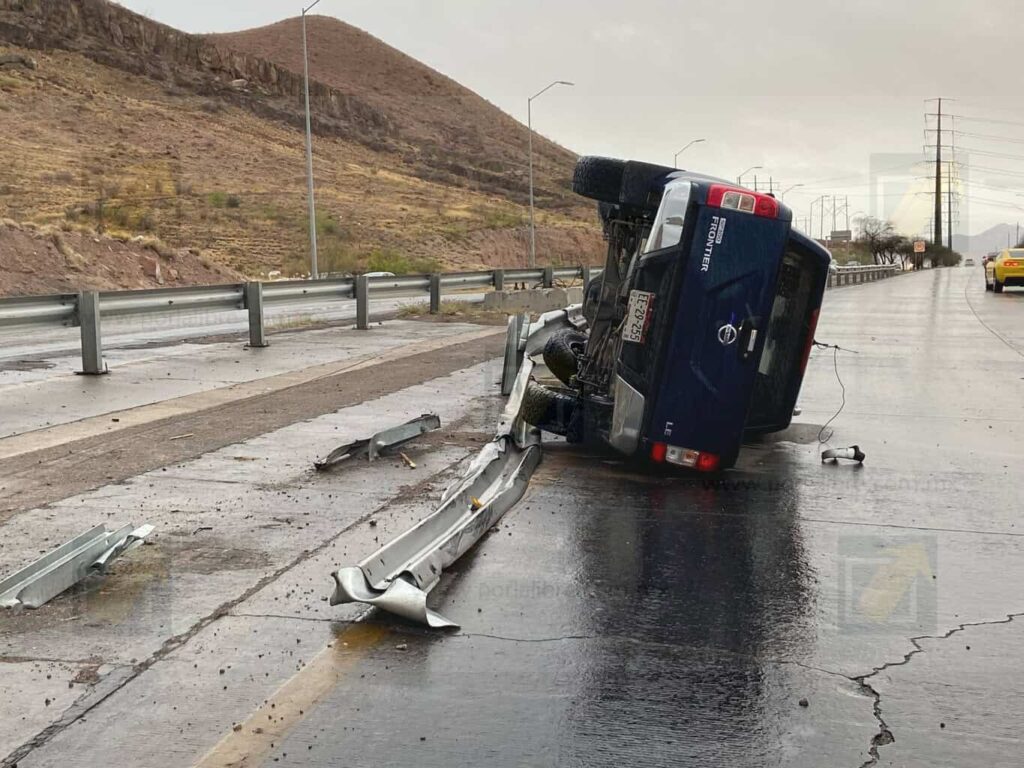 Conductor pierde el control y vuelca en carretera Chihuahua a Aldama