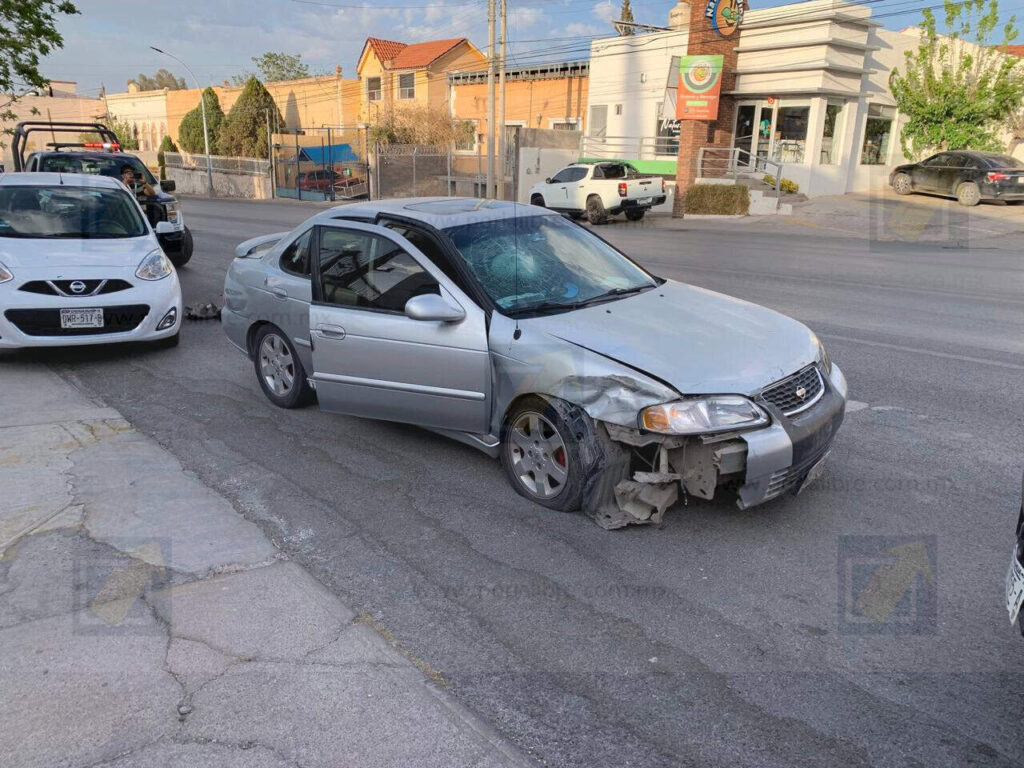 Vuelca mujer tras chocar contra vehículo estacionado en la avenida Zarco