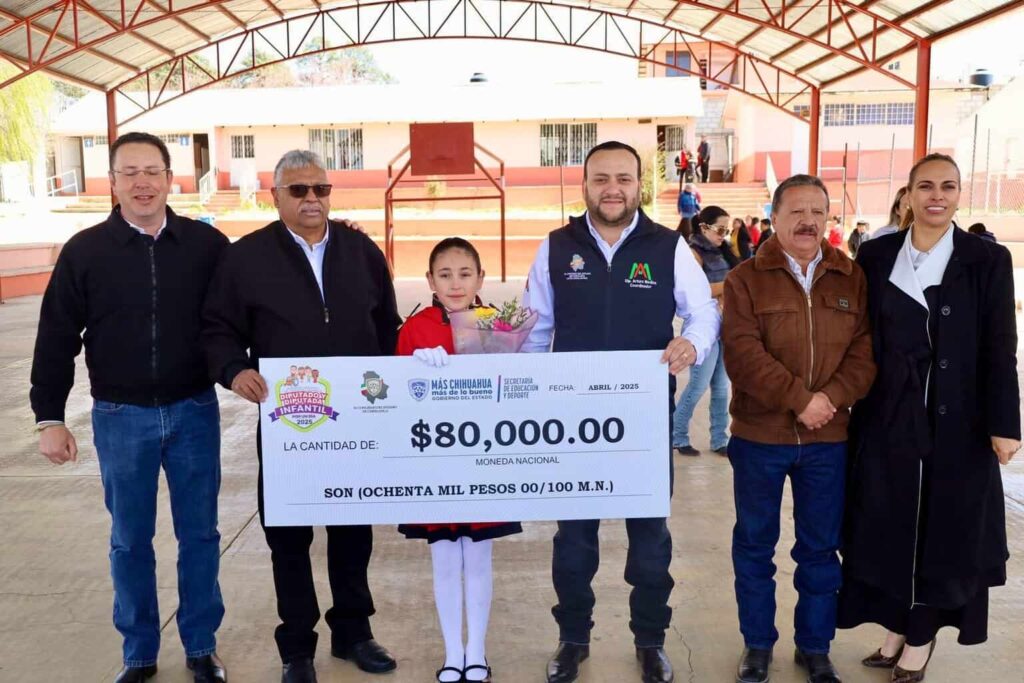 Convive Arturo Medina con niñas y niños de primaria en Guachochi