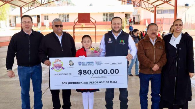 Convive Arturo Medina con niñas y niños de primaria en Guachochi