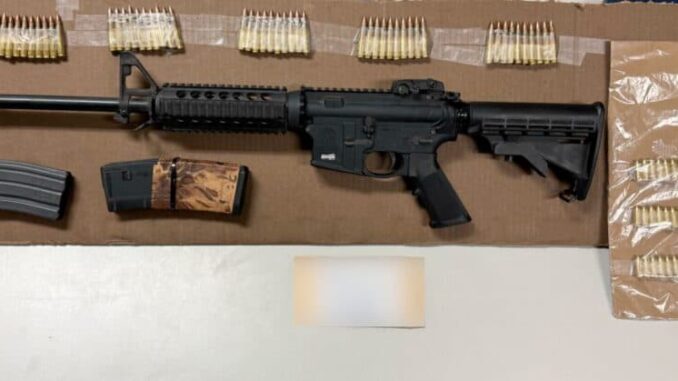 Capturan en flagrancia a portador de un arma larga tipo fusil y droga en Juárez