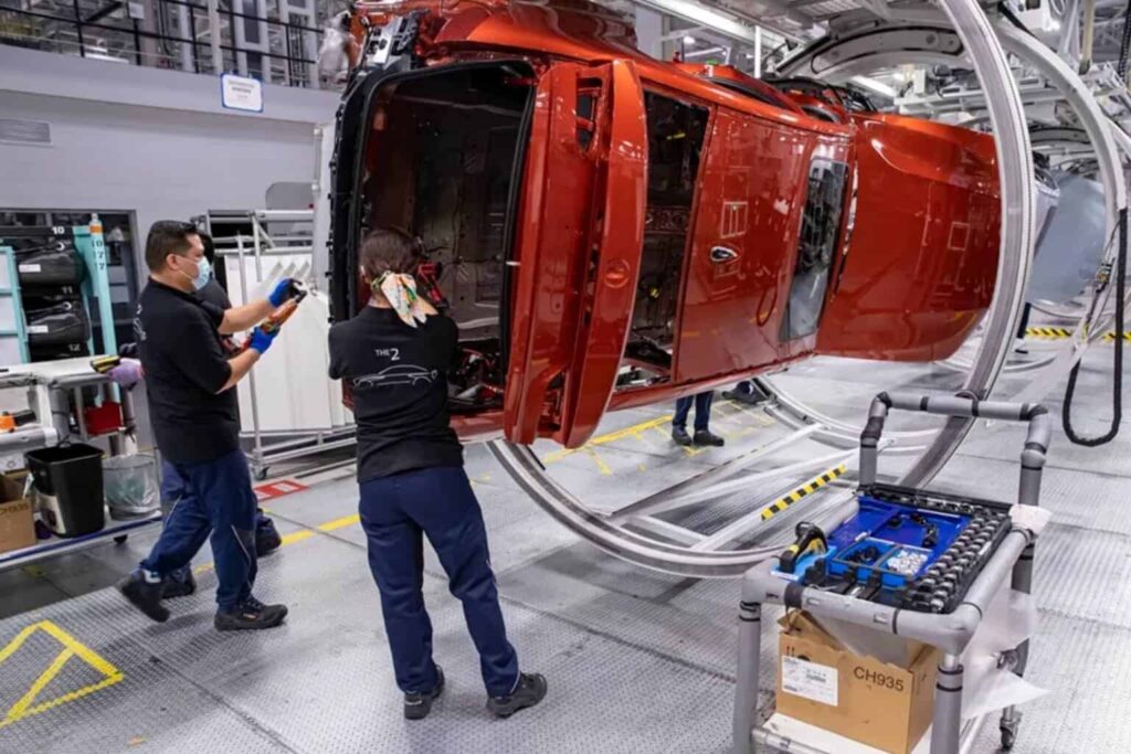 Gobierno insta a automotrices extranjeras con plantas en México a que cumplan con T-MEC