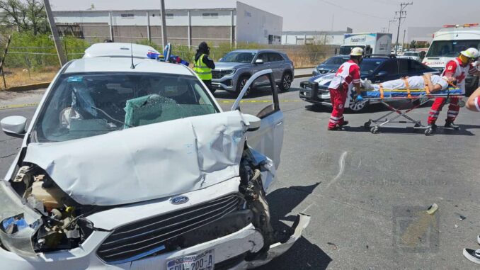 Fuerte choque deja a tres lesionados en la vialidad Sacramento