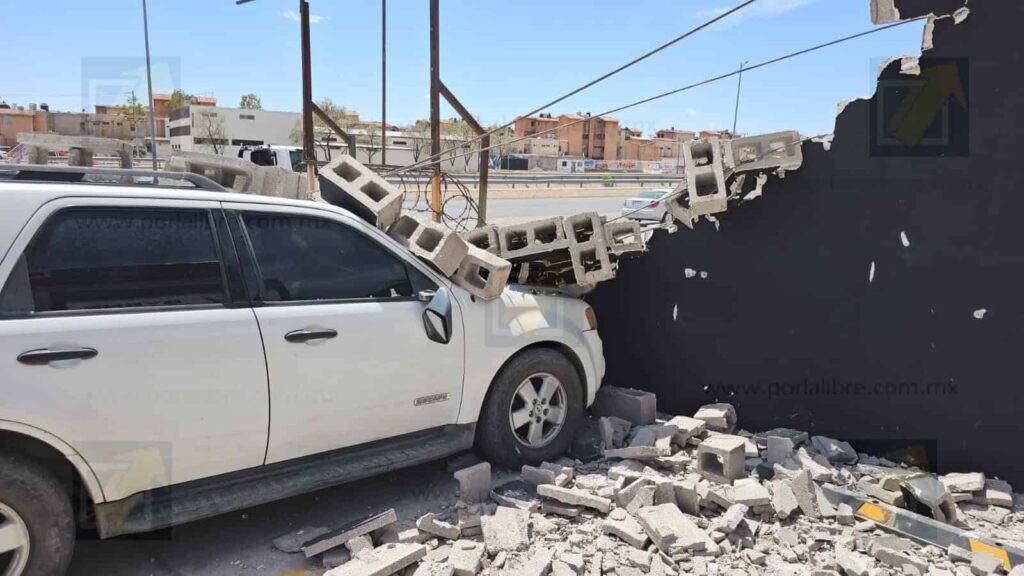 Colapsa barda en Los Nogales y aplasta dos vehículos