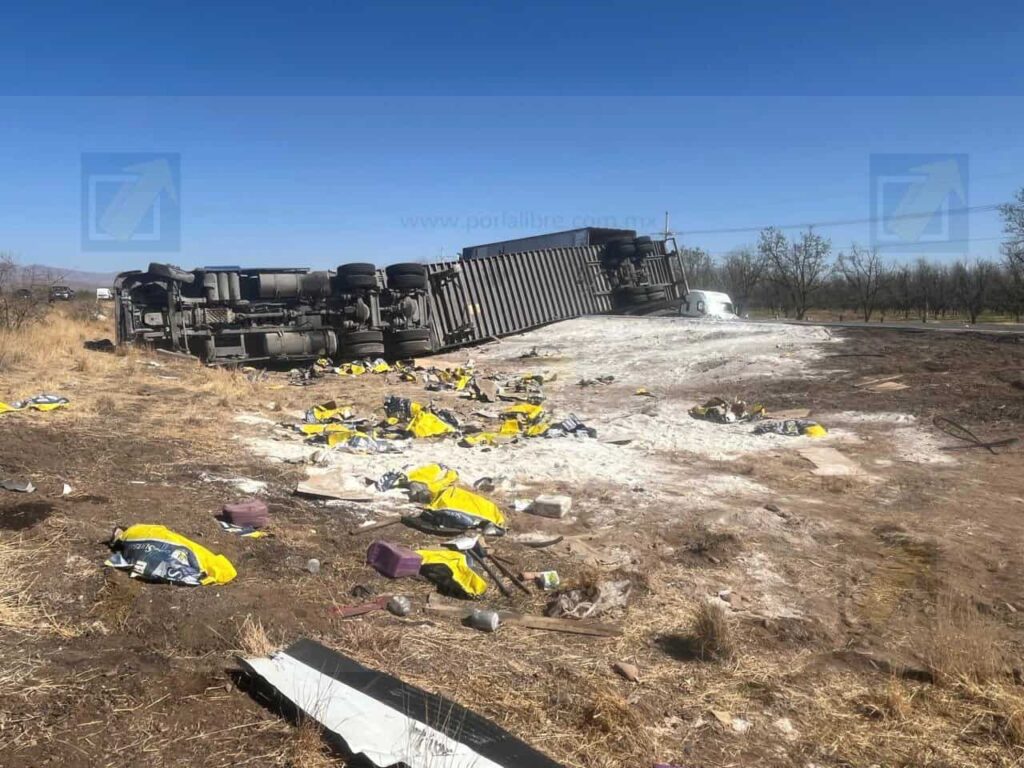 Tráiler cargado de yeso vuelca en carretera Chihuahua – Juárez 