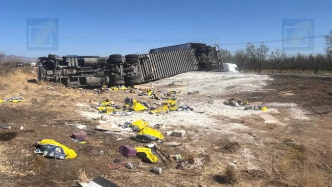 Tráiler cargado de yeso vuelca en carretera Chihuahua – Juárez 