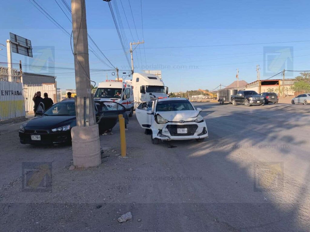 Familia resulta lesionada en accidente vial en Silvestre Terrazas