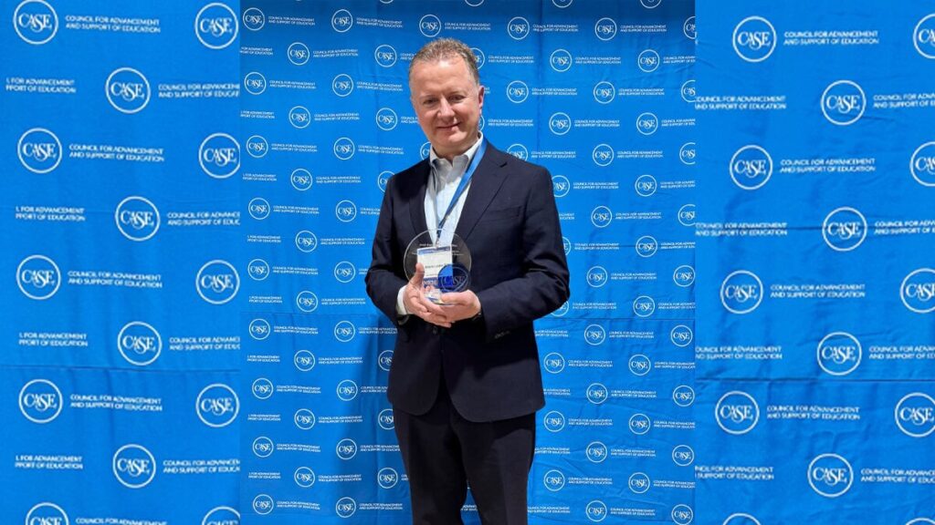 Premian al Dr. José Antonio Lozano Díez por su compromiso con la educación