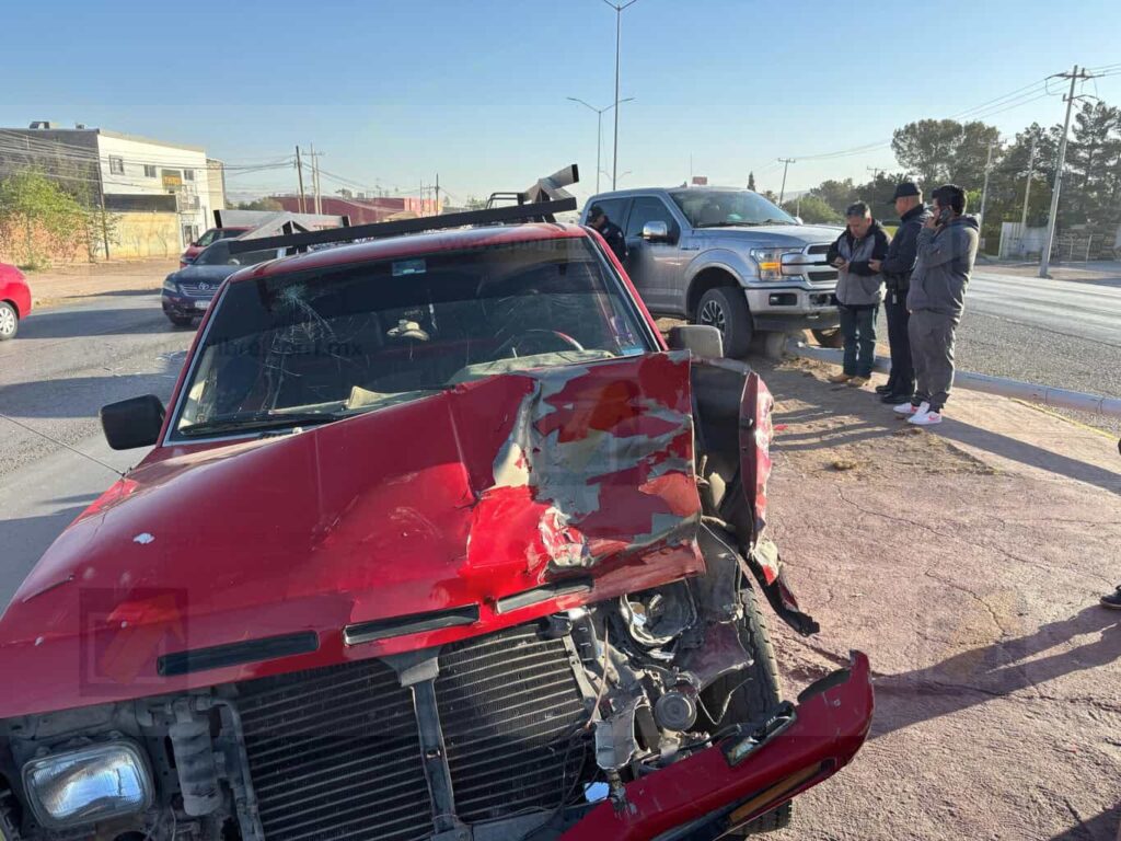 Dos choques en Juan Pablo II; el primero contra luminaria y seguido otro con una base de concreto