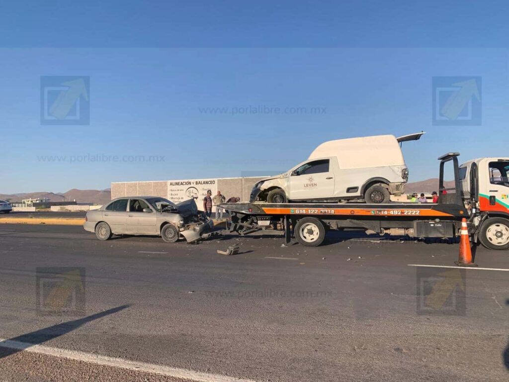 Vuelca pick up tras choque alcance en la carretera a Juárez