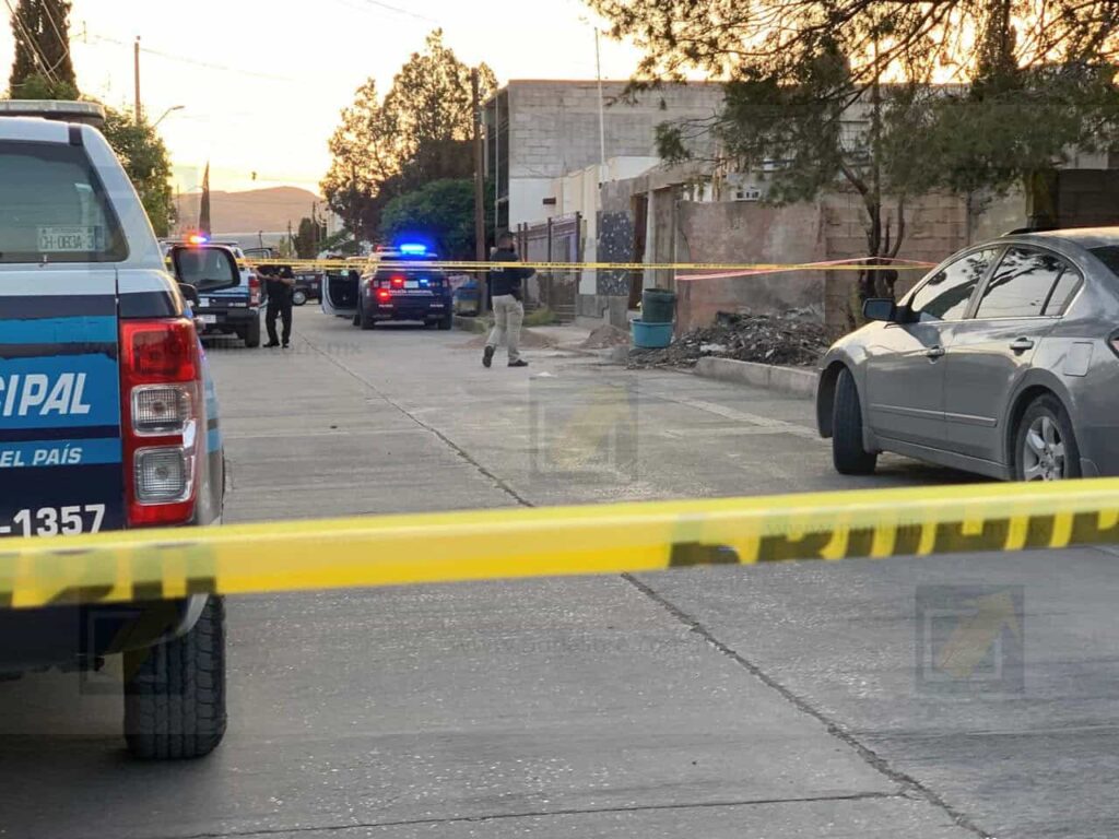 Hallan a un hombre sin vida en una tapia en la colonia Villa