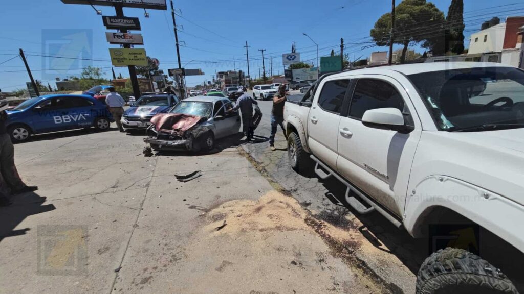 Choque entre pickup y vehículo deja tres lesionados en avenida Las Américas