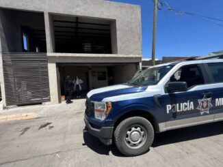 Detienen a hombre por alterar el orden público; lo señalan de robo a puesto de comida