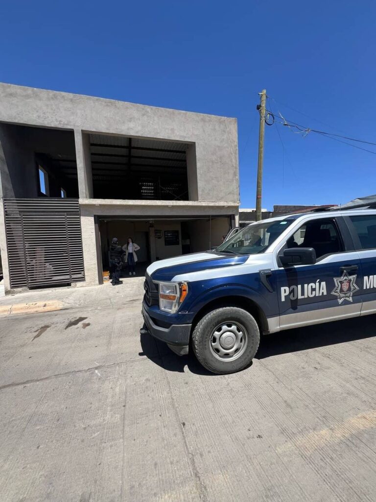 Detienen a hombre por alterar el orden público; lo señalan de robo a puesto de comida