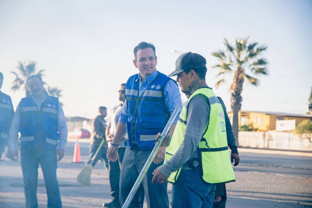 Supervisa alcalde trabajos de bacheo en el boulevard Fuentes Mares