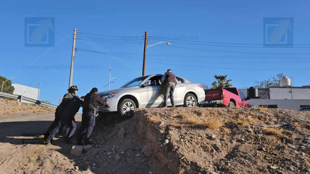 Vehículo queda al borde del barranco en parque de la colonia Emiliano Zapata