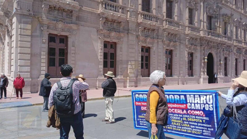 Mujer se instala en Plaza Hidalgo en protesta por un caso sin resolver desde hace una década
