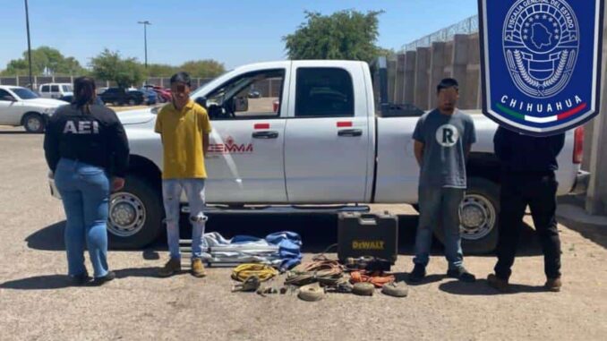 Detiene AEI a dos sujetos por el robo de una camioneta y herramientas en Parral