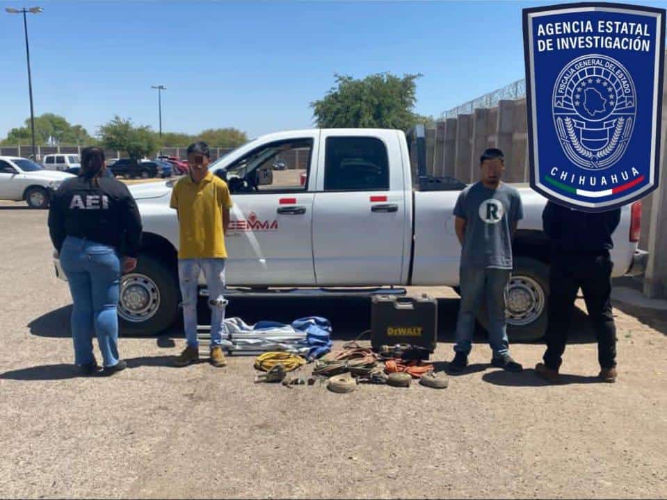 Detiene AEI a dos sujetos por el robo de una camioneta y herramientas en Parral