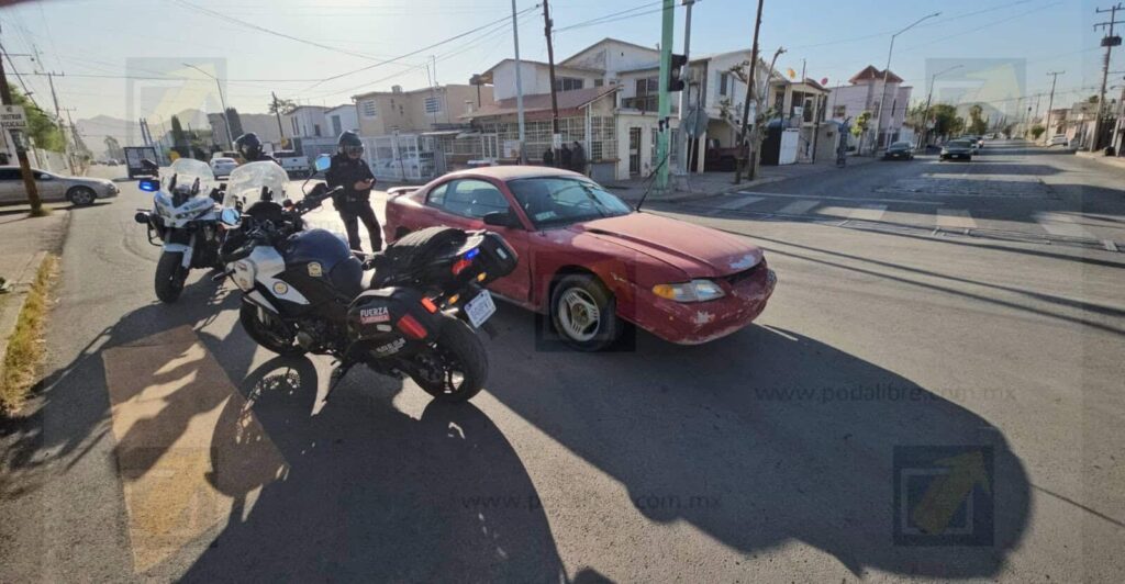 Abandonan vehículo en sentido contrario sobre avenida Zaragoza