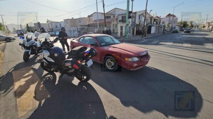 Abandonan vehículo en sentido contrario sobre avenida Zaragoza