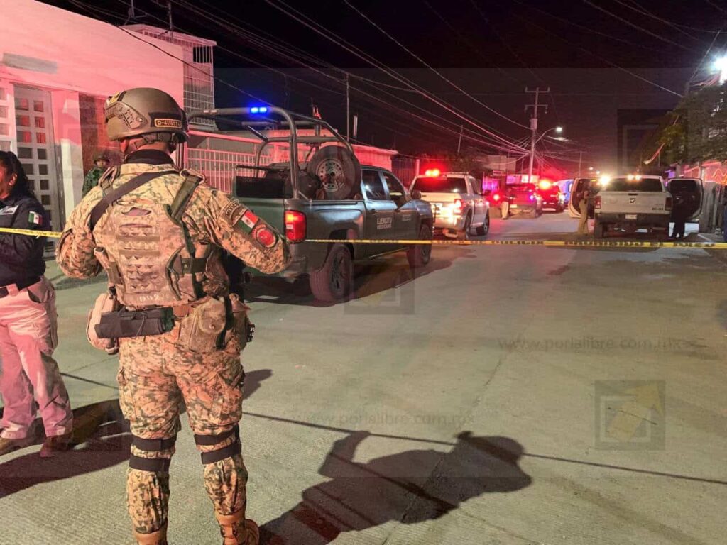 Mujeres armadas atacan a balazos a tres hombres; uno intentó huir, pero fue alcanzado