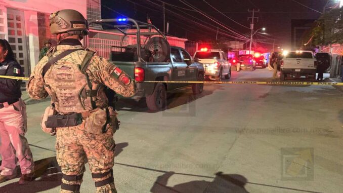 Mujeres armadas atacan a balazos a tres hombres; uno intentó huir, pero fue alcanzado