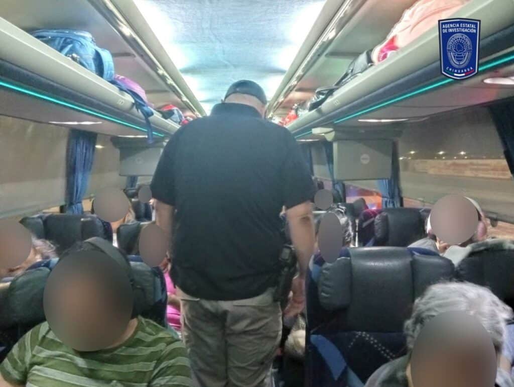 Revisa AEI camiones de pasajeros como parte de los operativos contra la trata de personas