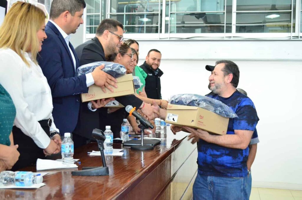 Realiza Congreso del Estado entrega de uniformes al personal