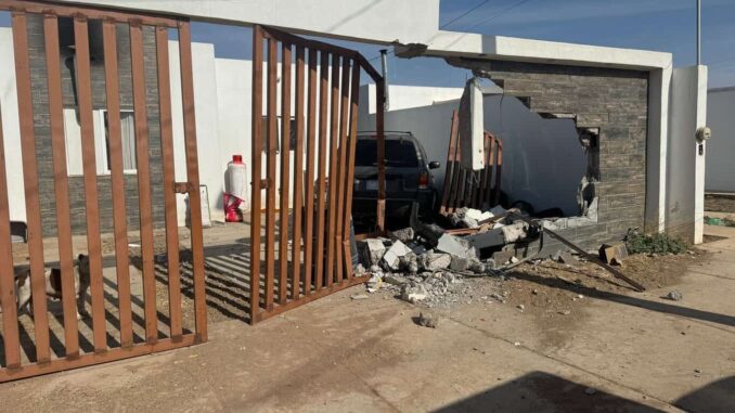 Conductor choca contra vivienda y se da a la fuga en la colonia Reforma