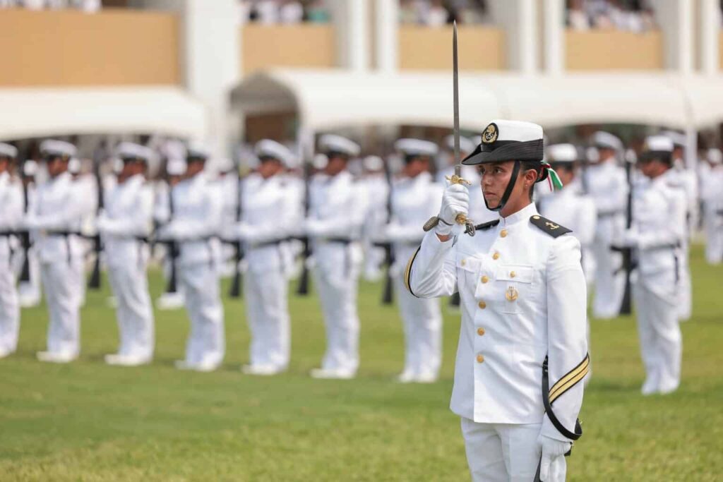 Cadetes de la Marina realizan la Jura de Bandera en Veracruz