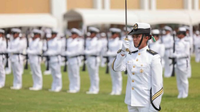 Cadetes de la Marina realizan la Jura de Bandera en Veracruz