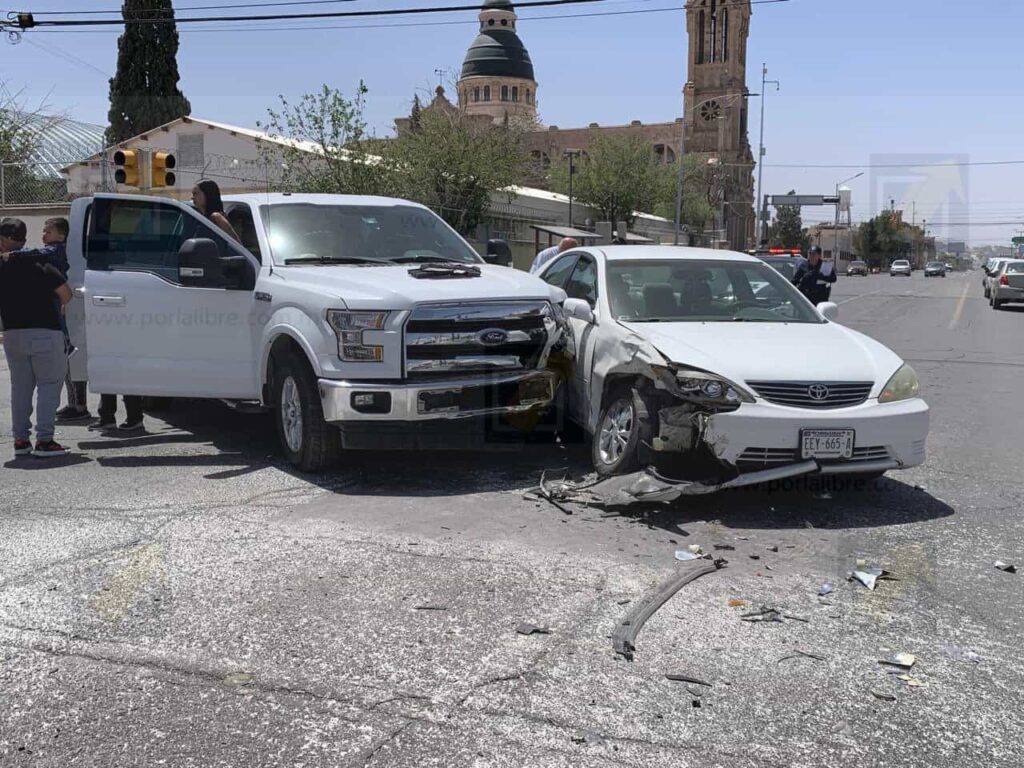 Fuerte choque en cruce de la 20 de Noviembre; ambos alegan luz verde