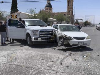 Fuerte choque en cruce de la 20 de Noviembre; ambos alegan luz verde