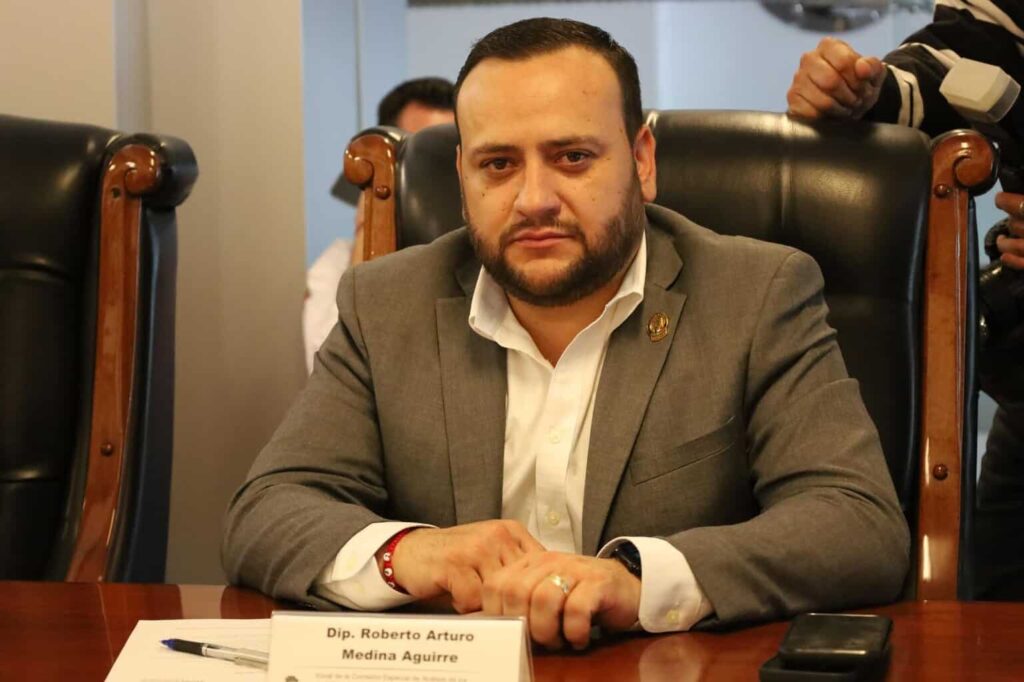 Otorgará Arturo Medina becas a hijos de fallecidos por accidente en Guachochi