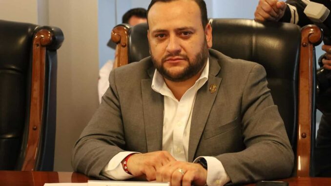 Otorgará Arturo Medina becas a hijos de fallecidos por accidente en Guachochi